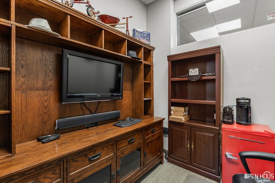 More Photos Of 915 9th St, Wichita Falls Office For Sale