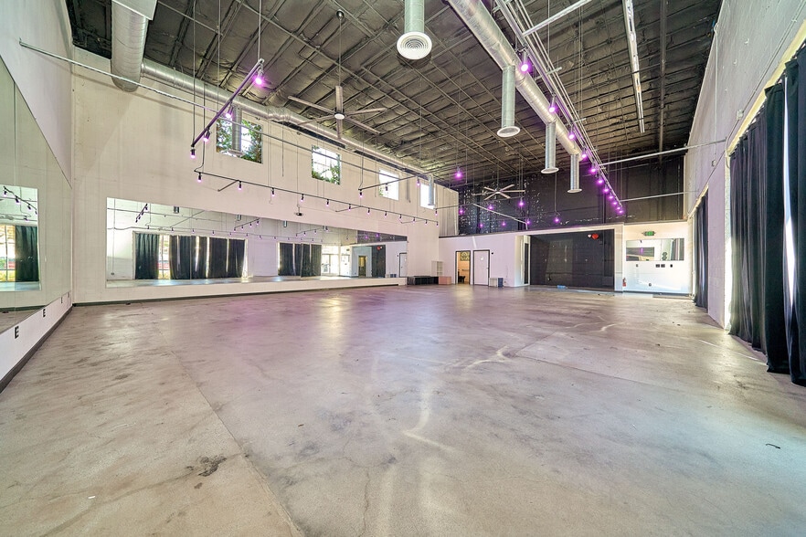 More Photos Of 11555-11561 Ventura Blvd, Studio City Storefront For Lease