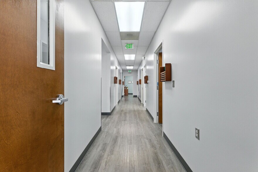 More Photos Of 400 NE Roberts Ave, Gresham Medical For Sale