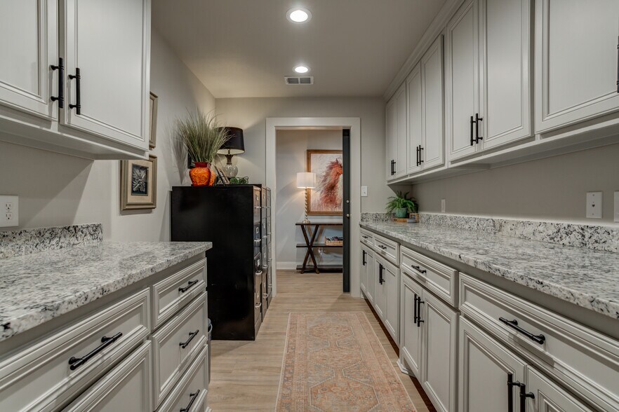 More Photos Of 604 E County Road 7200, Lubbock Office Residential For Sale