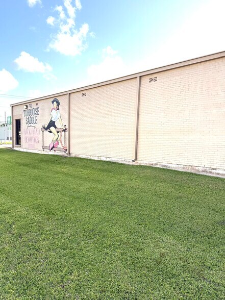 More Photos Of 502 E Brazos Ave, West Columbia Freestanding For Sale