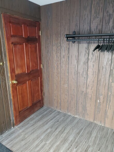 More Photos Of 380 Bennett Dr, Elk Grove Village Warehouse For Lease