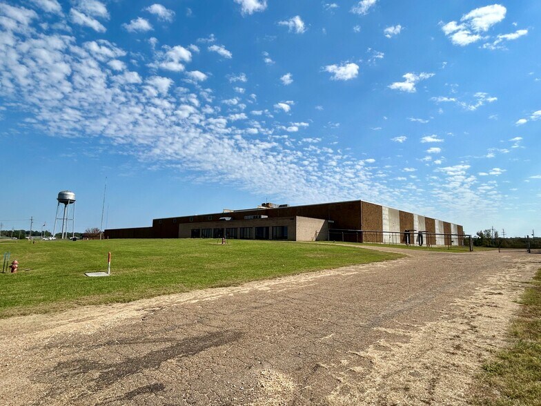 More Photos Of 19120 Highway 51, Hazlehurst Manufacturing For Lease