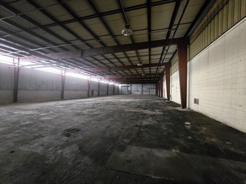 More Photos Of 401 E 5th St, Pinconning Distribution For Sale