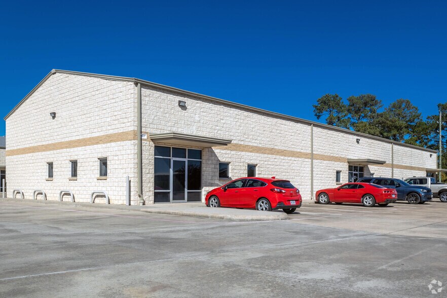 More Photos Of 702 S Persimmon St, Tomball Warehouse For Lease