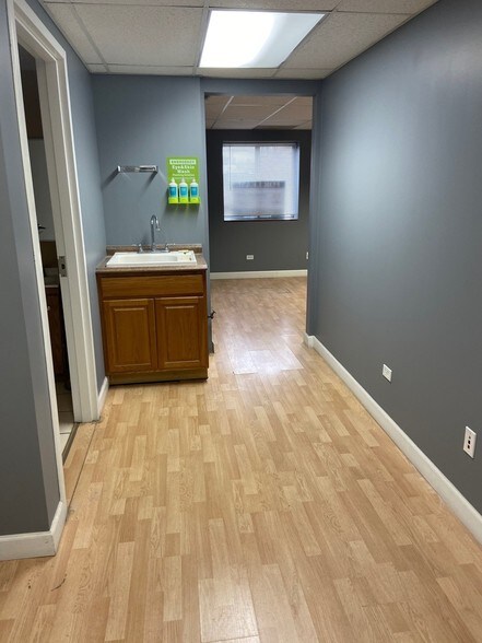 More Photos Of 189 Poplar Pl, North Aurora Warehouse For Lease