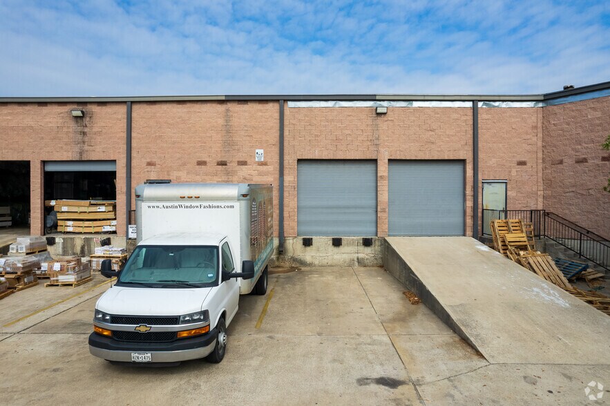More Photos Of 10321 Burnet Rd, Austin Light Distribution For Lease