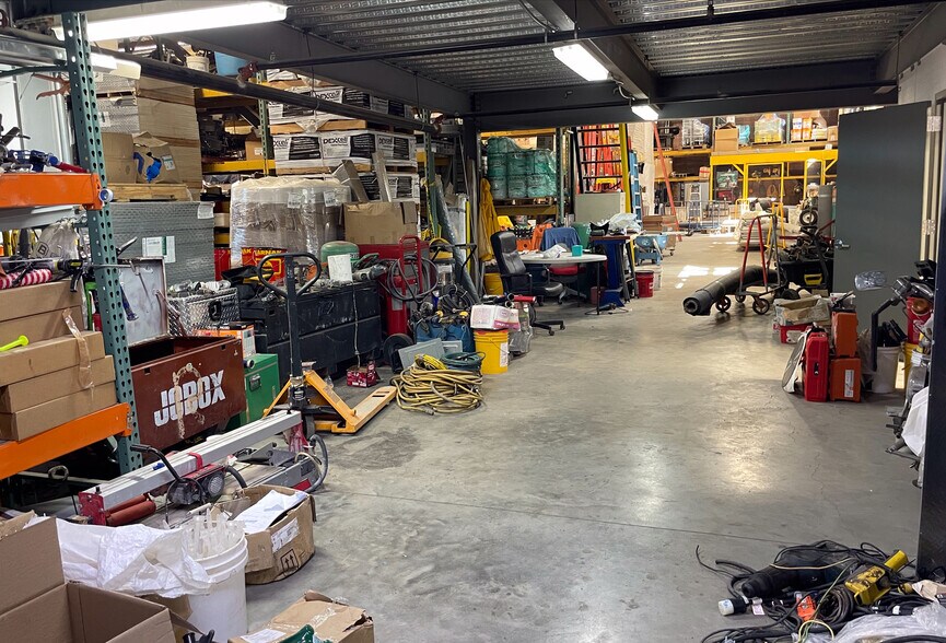 More Photos Of 21 Deforest St, Amityville Warehouse For Lease