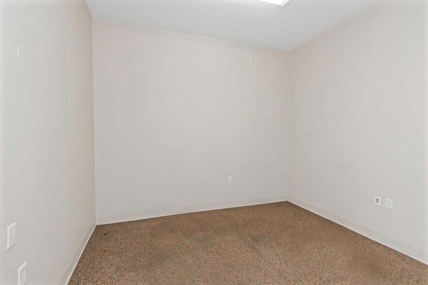 More Photos Of 16547 US Highway 19, Hudson Showroom For Lease