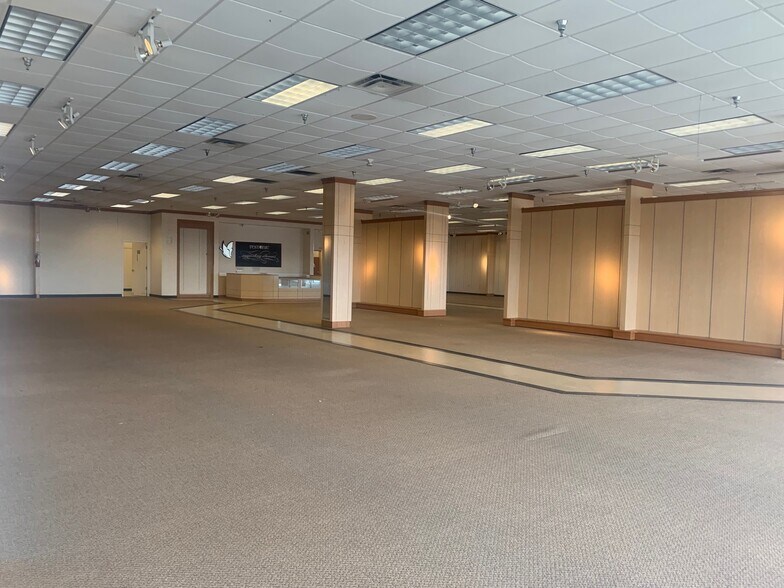 More Photos Of 1360-1363 Leesburg Ave, Washington Court House Storefront Retail Office For Lease