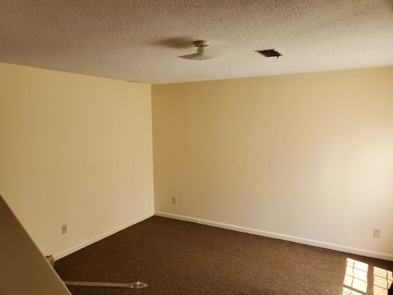 More Photos Of 135 Spring St, Royston Apartments For Sale