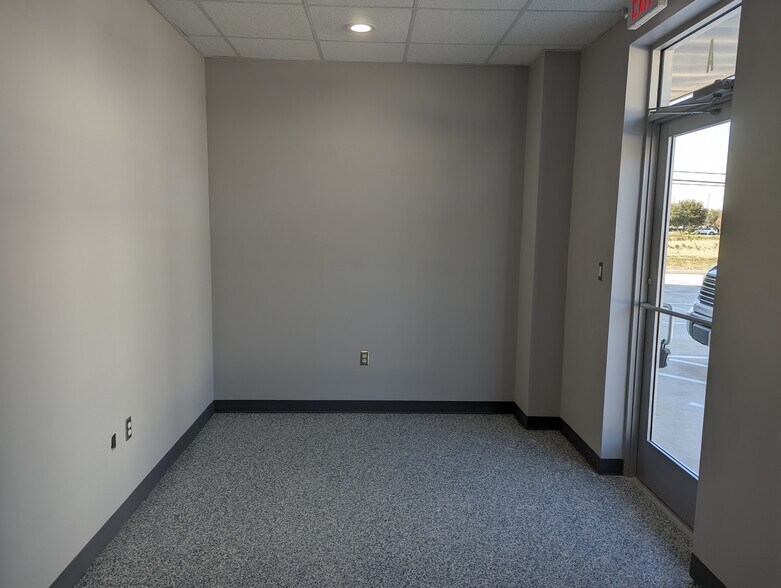 More Photos Of 16311-16315 Dundee Rd, Cypress Warehouse For Lease