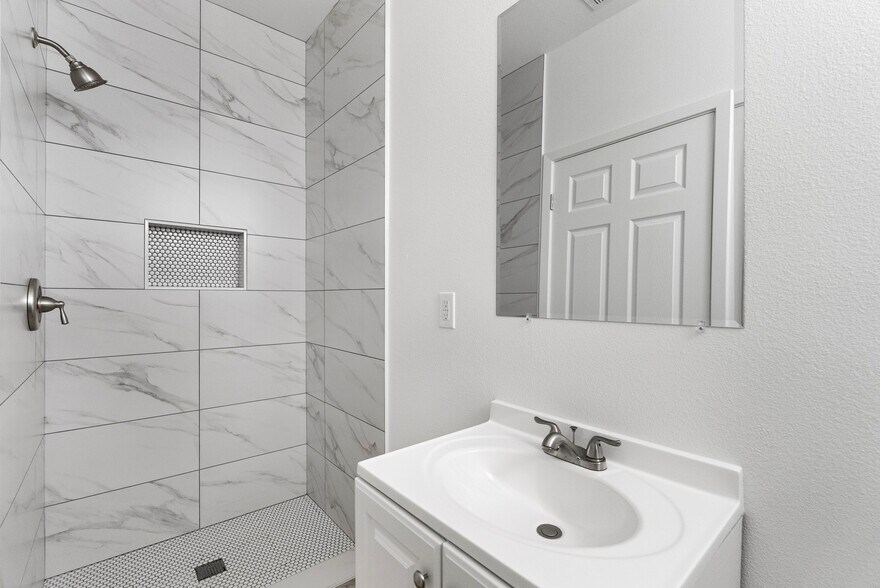 More Photos Of 1955 Bonsallo Ave, Los Angeles Apartments For Sale