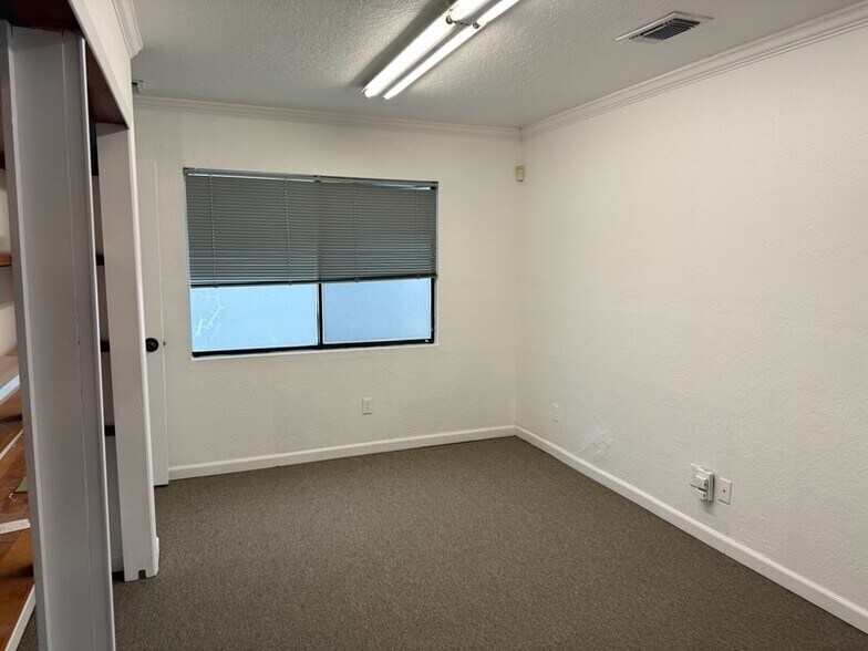 More Photos Of 1717 Oak Tree Dr, Houston Industrial For Lease