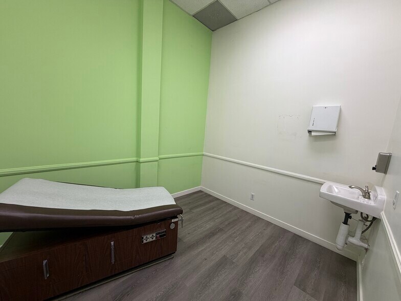 More Photos Of 301-307 N Main St, Santa Ana Storefront For Sale