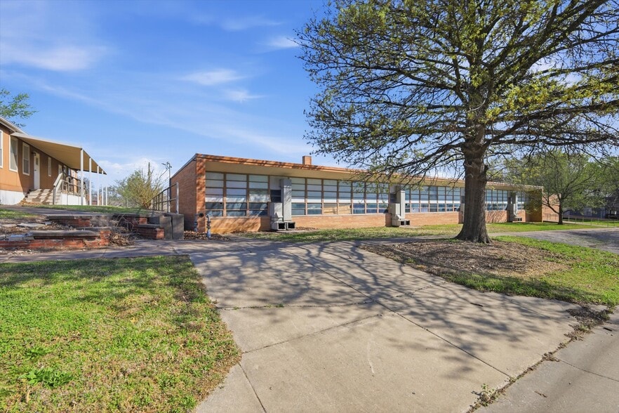 More Photos Of 1009 W Pacific, Osawatomie Schools For Sale