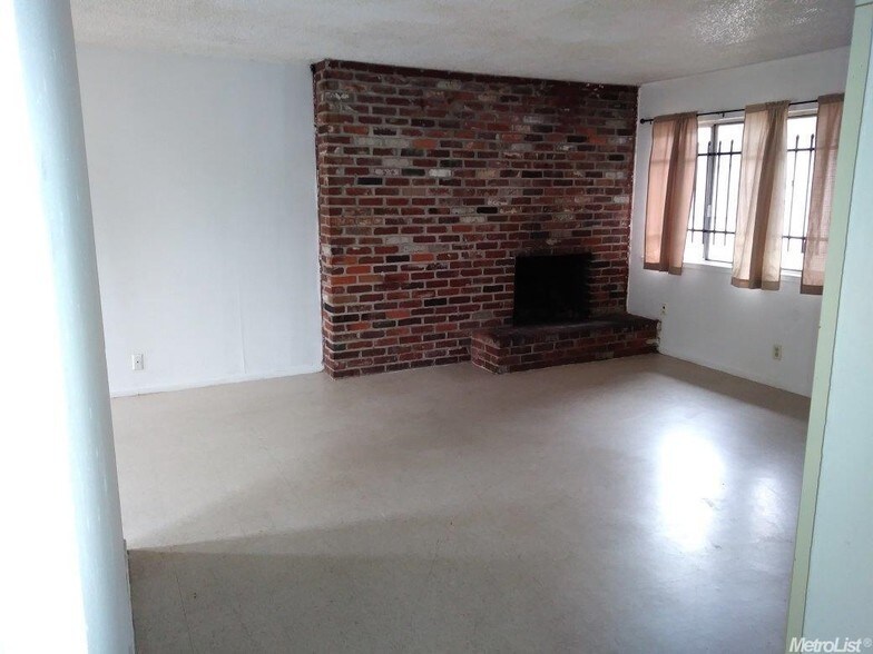 More Photos Of 8120 Tam O Shanter Dr, Stockton Apartments For Sale