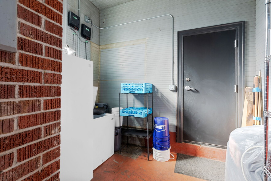 More Photos Of 883 SW Church St, Dallas Restaurant For Sale