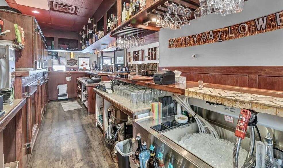 More Photos Of 16 3 St NE, Medicine Hat Restaurant For Sale