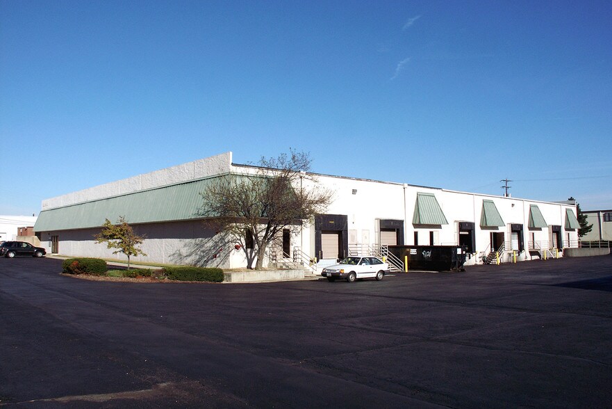 More Photos Of 800-810 Distribution Dr, Columbus Warehouse For Lease