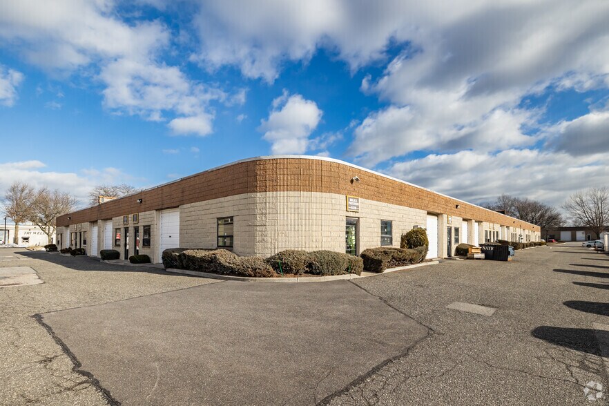 Primary Photo Of 66 S 2nd St, Bay Shore Warehouse For Lease