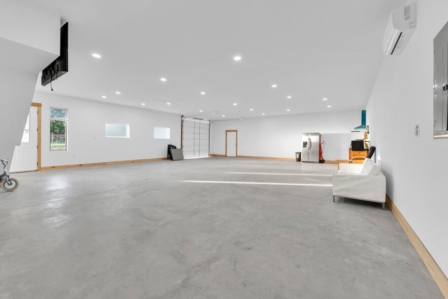 More Photos Of 15427 W Highway 12, Gentry Flex For Sale