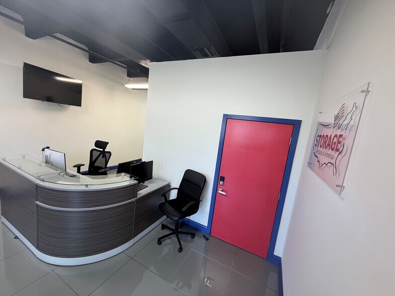 More Photos Of 1000 W Pembroke Rd, Hallandale Beach Self Storage For Lease