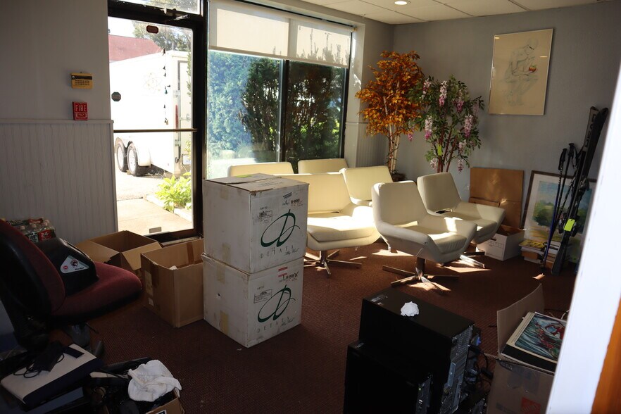 More Photos Of 22 Dewey Ave, Warwick Warehouse For Lease