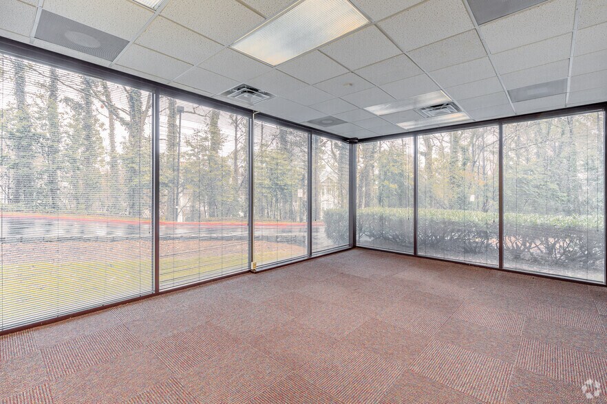 More Photos Of 8800 Roswell Rd, Sandy Springs Office For Sale