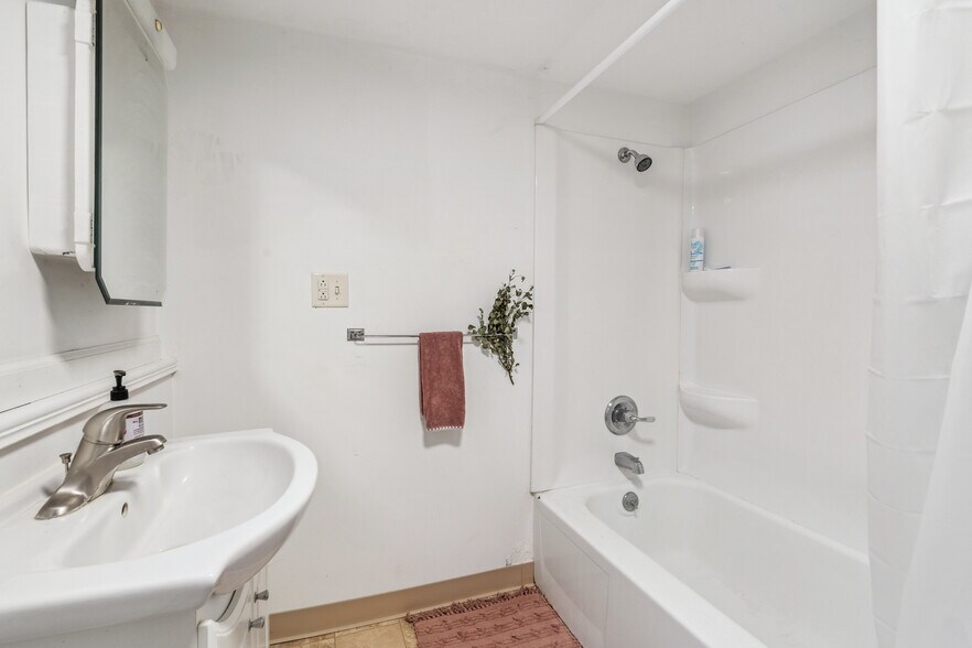 More Photos Of 920 High St, Grinnell Apartments For Sale