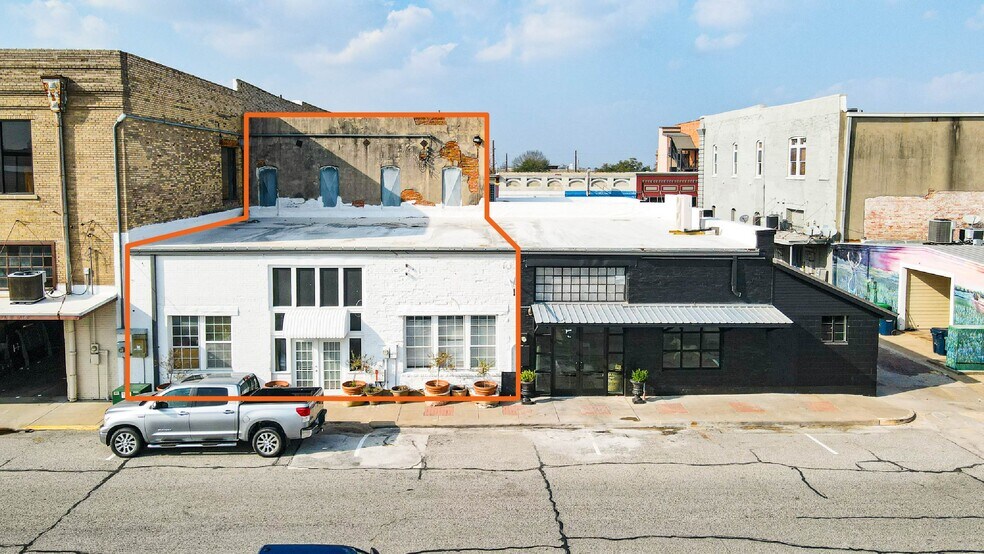 More Photos Of 205 W Alamo St, Brenham General Retail For Sale