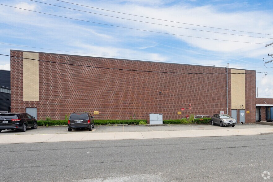 More Photos Of 11 E 2nd St, Mineola Warehouse For Lease