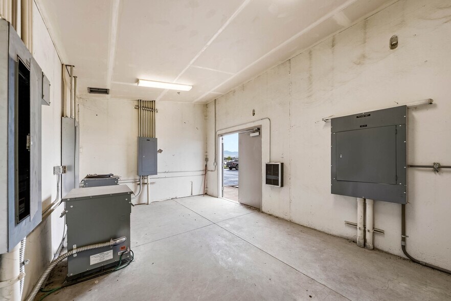 More Photos Of 4689 Industry Dr, Medford Distribution For Lease