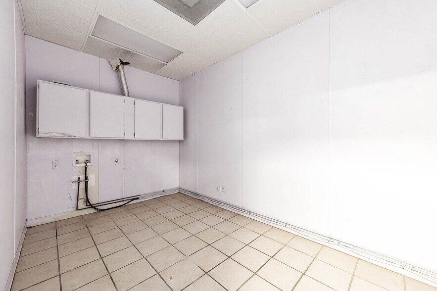 More Photos Of 101 E Monseratte St, El Campo Storefront For Sale