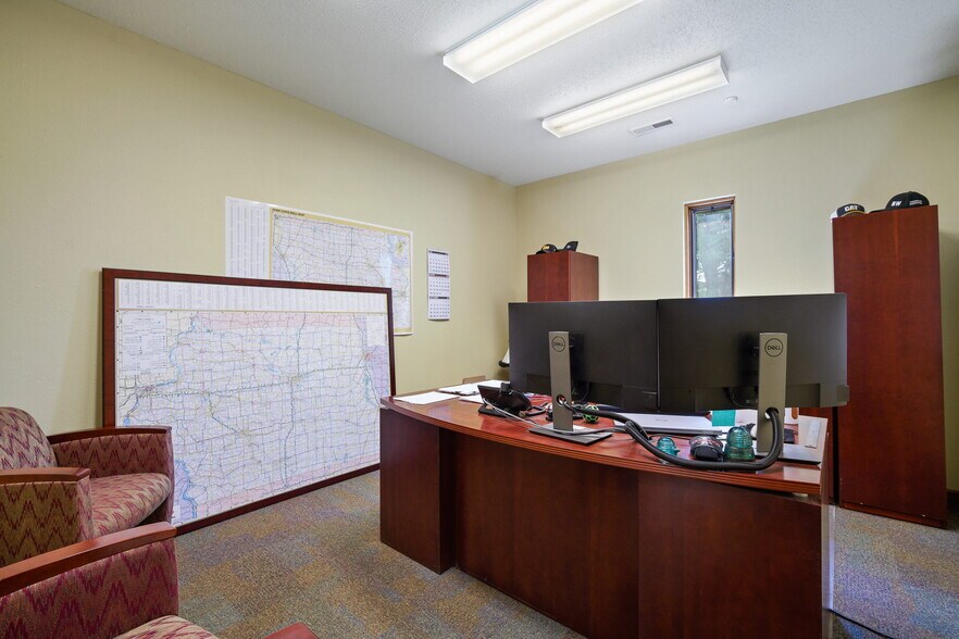 More Photos Of 1801 N 13th Ave E, Newton Flex For Lease