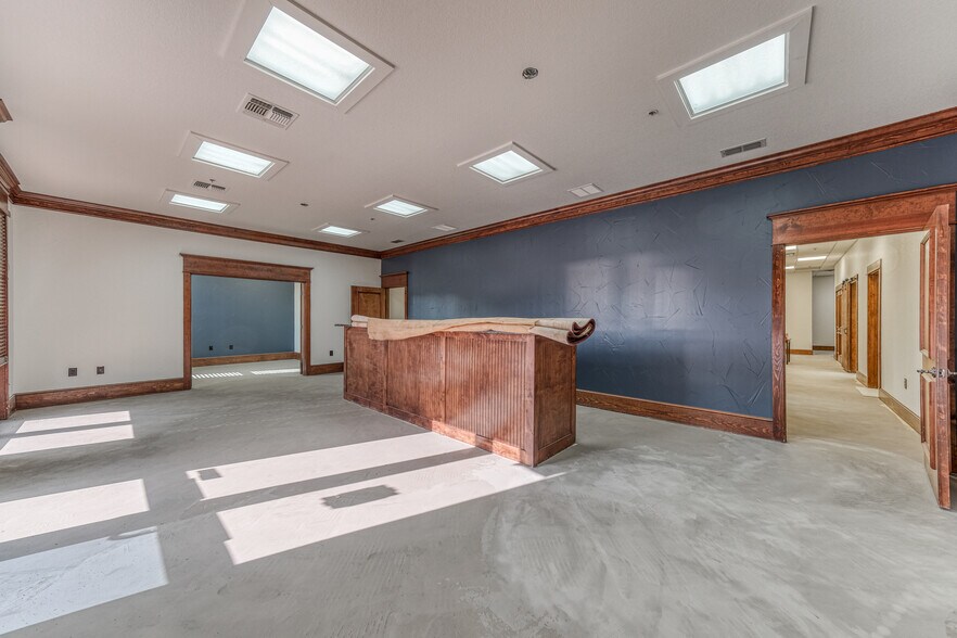More Photos Of 1916 Martin Dr, Weatherford Office For Lease