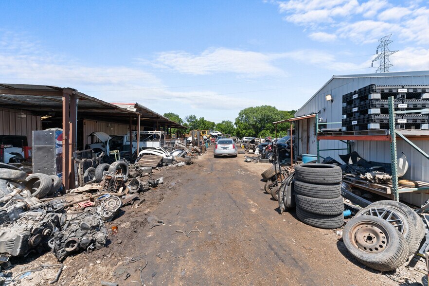 More Photos Of 10466 Central Expy, Dallas Auto Salvage Facility For Sale