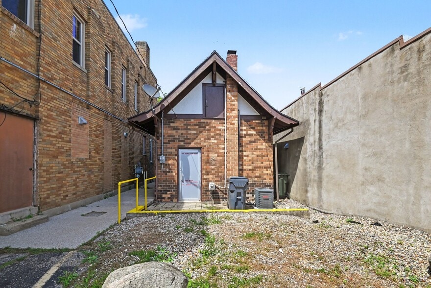 More Photos Of 253 W Monroe St, Bangor General Retail For Sale