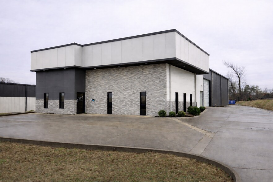 Primary Photo Of 121 Commerce St, Hendersonville Warehouse For Lease