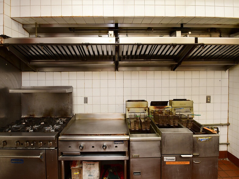 More Photos Of 7880-7890 L St, Omaha Auto Dealership For Sale