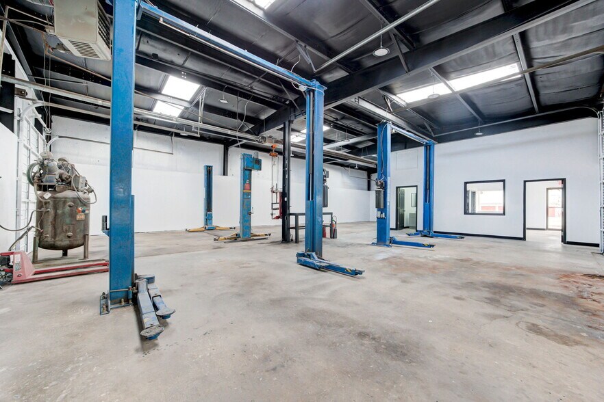 More Photos Of 1809 S Eastern Ave, Moore Auto Repair For Sale