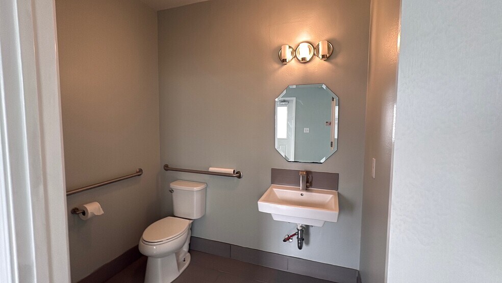 More Photos Of 276 E Pine St, Ponchatoula Office For Sale