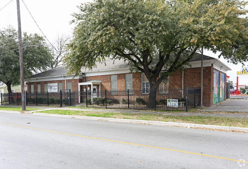 Primary Photo Of 4422 Live Oak St, Dallas Freestanding For Lease