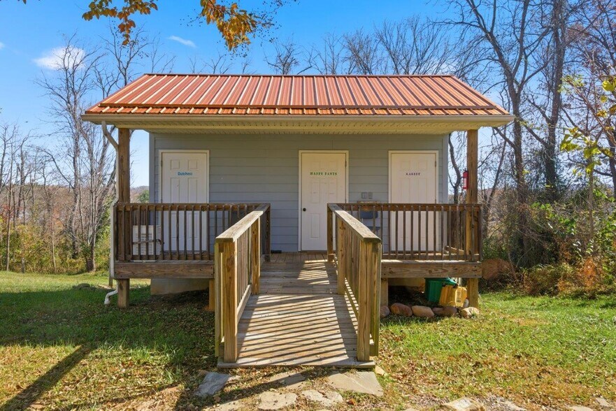More Photos Of 204 Douglas Ln, Pearisburg Hospitality For Sale