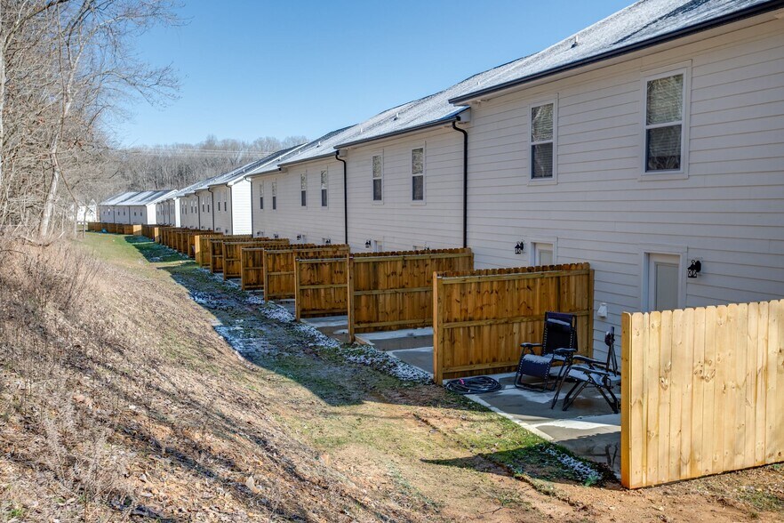 More Photos Of 100 Henry Dr, Burns Apartments For Sale