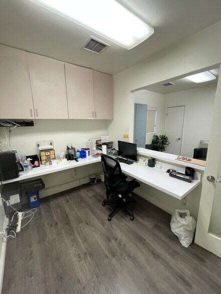 More Photos Of 10866 Riverside Dr, North Hollywood Hospital For Lease
