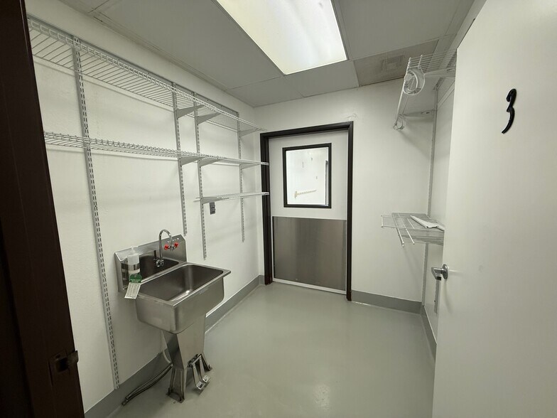 More Photos Of 7901 Vickers St, San Diego Medical For Sale