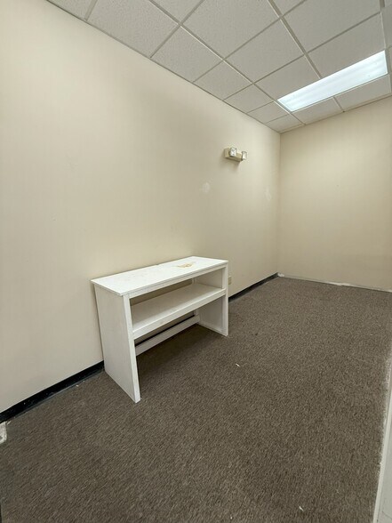 More Photos Of 304 Sandown Rd, East Hampstead Convenience Store For Lease