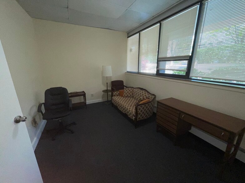 More Photos Of 20-24 Park Pl, Great Neck Office Residential For Lease
