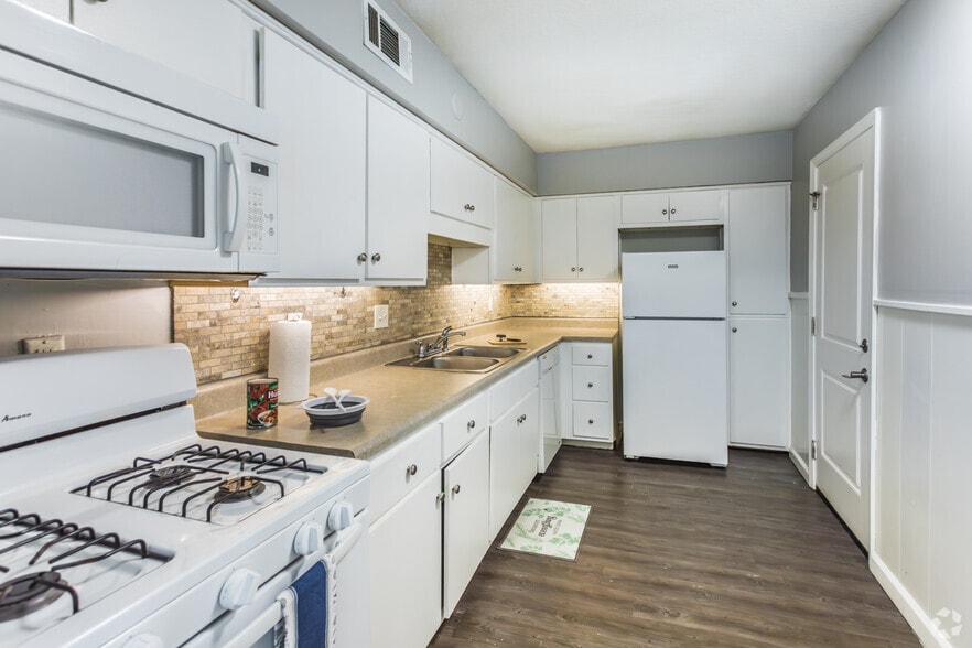 More Photos Of 199 S McLean Blvd, Memphis Apartments For Sale